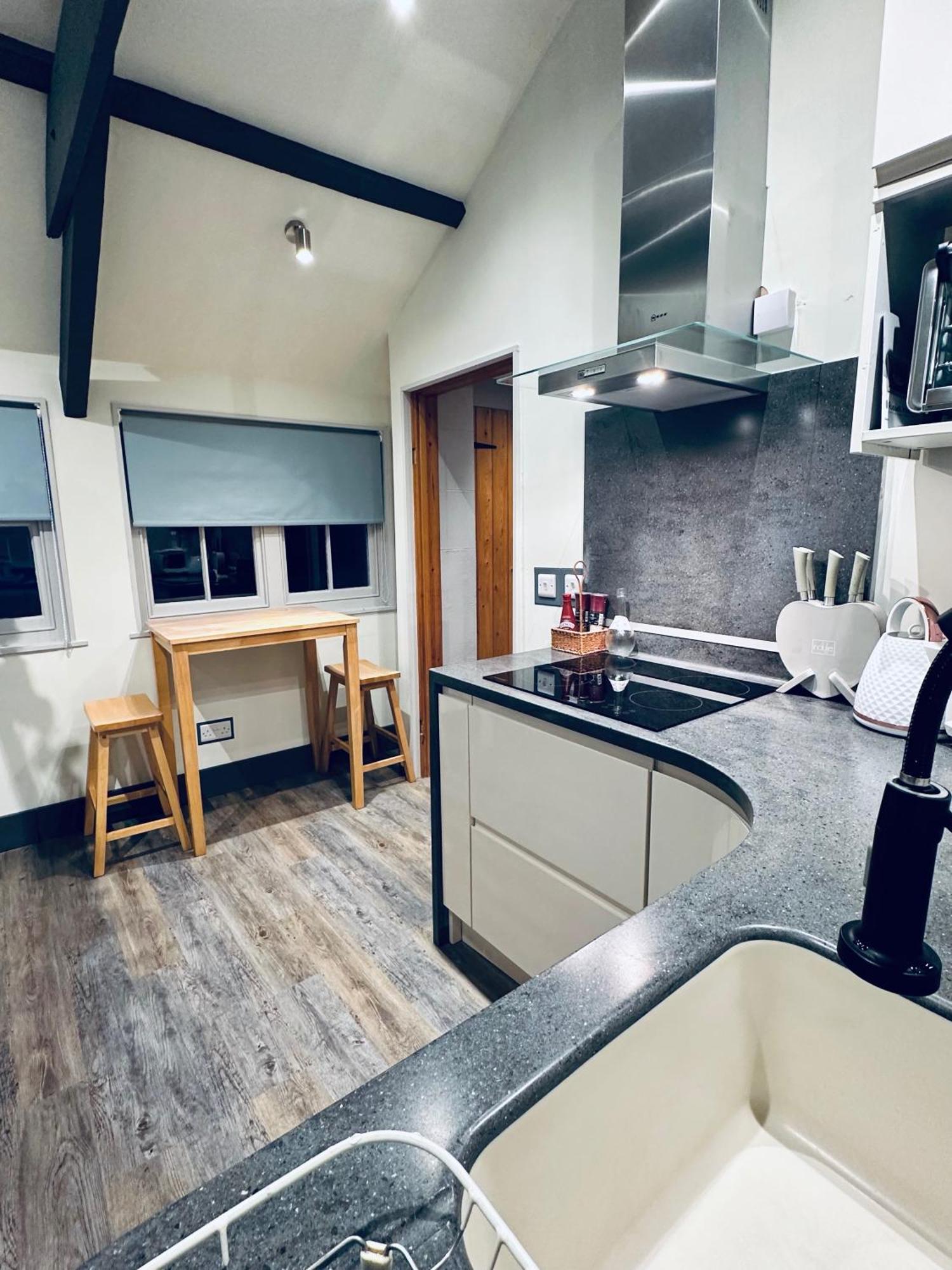 Tiny Romantic Retreat With Hot Tub On A Country Estate Near Cardigan Bay In Eryri Snowdonia Llanbedr  Exterior foto